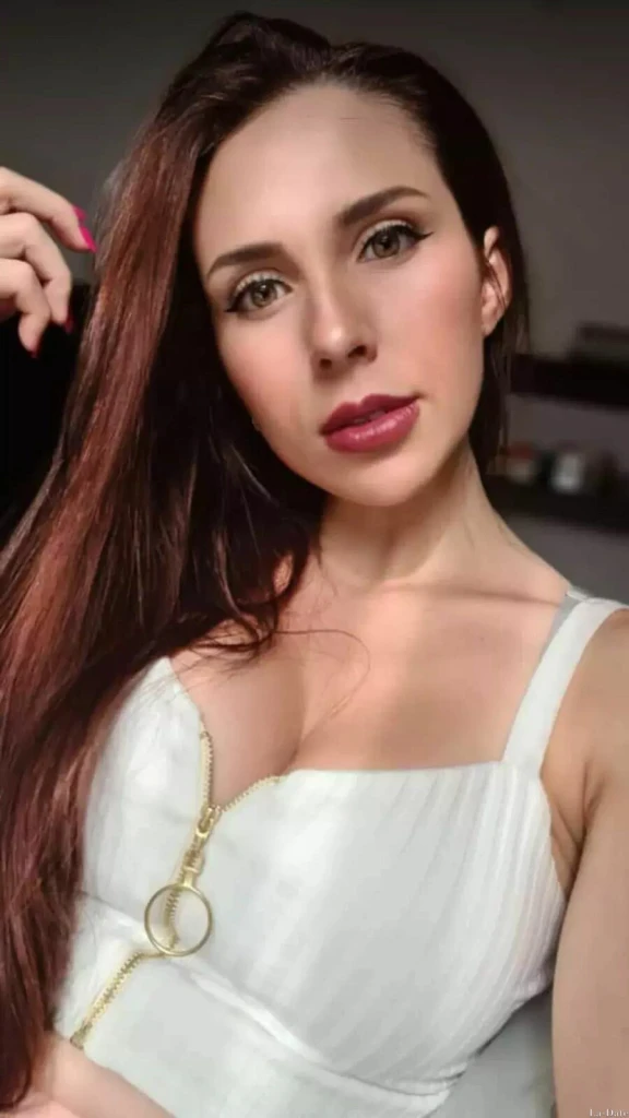 Elvia Profile image 1
