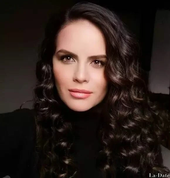 Elena Profile image 2